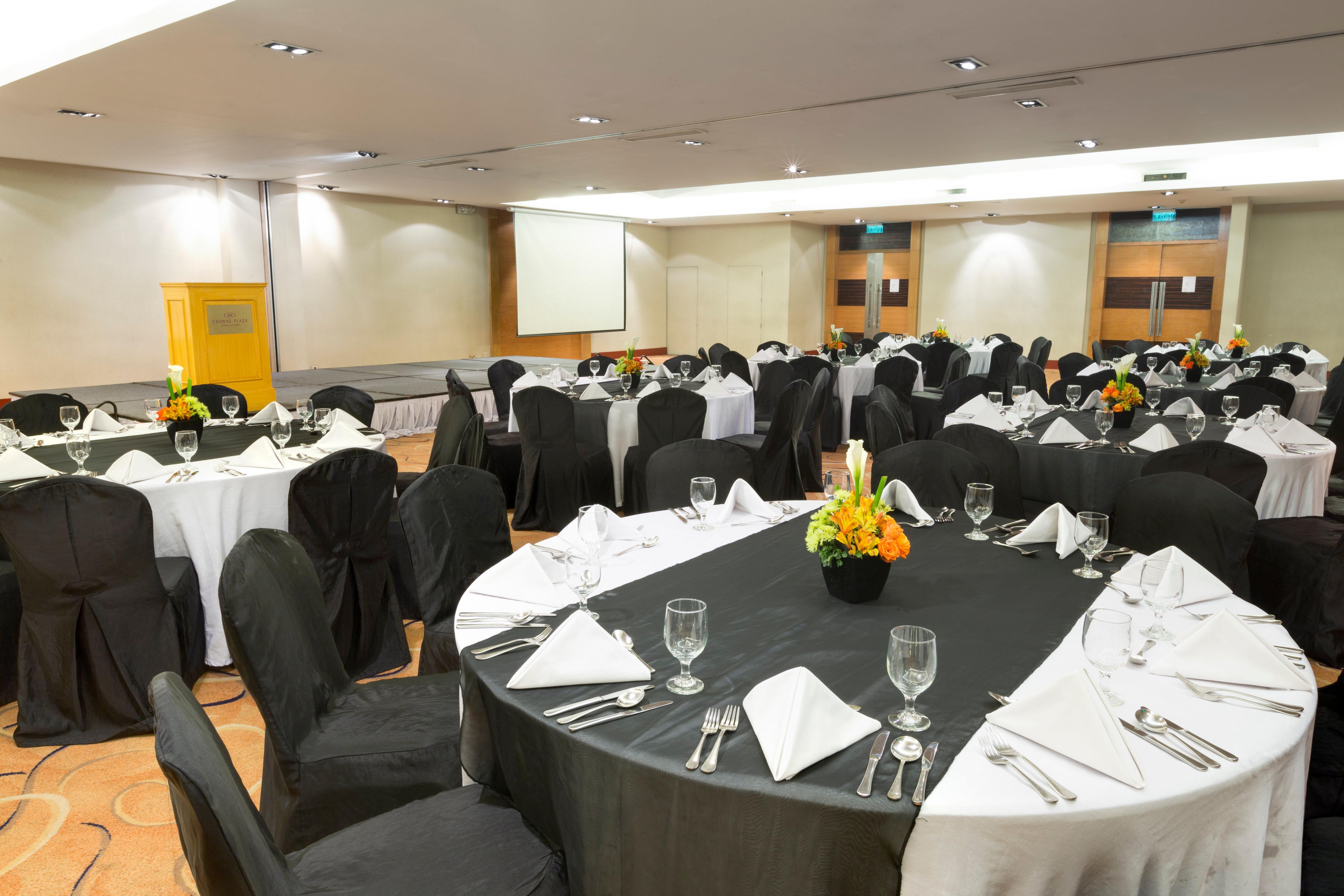 Crowne Plaza Manila Galleria By Ihg Pasig City Exterior photo