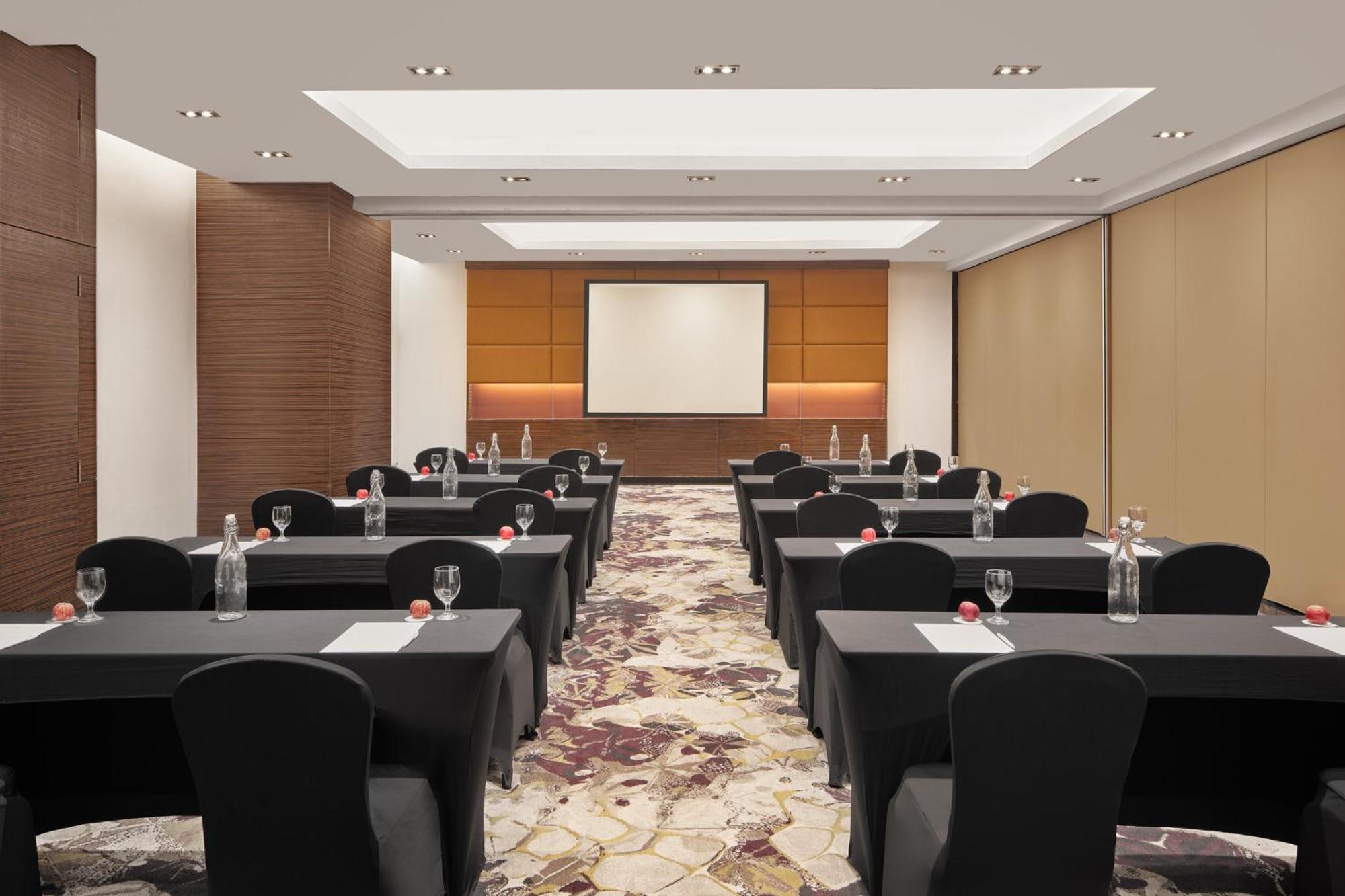 Crowne Plaza Manila Galleria By Ihg Pasig City Exterior photo